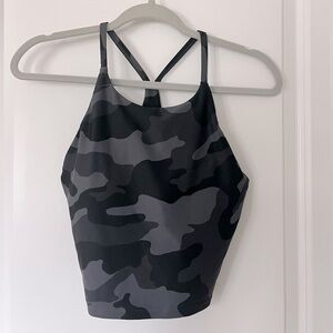 Old Navy Racerback Black & Gray Medium Camo Cropped Workout Tank Top